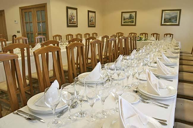 Hotel Restaurante Moneda mesa con platos